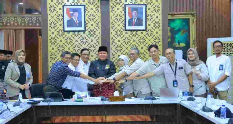 Gubernur Sumsel, Herman deru saat ikut zoom meting dengan Menteri Perumahan dan Kawasan Permukiman (PKP) Maruarar Sirait. Foto: Humas Pemprov Sumsel.