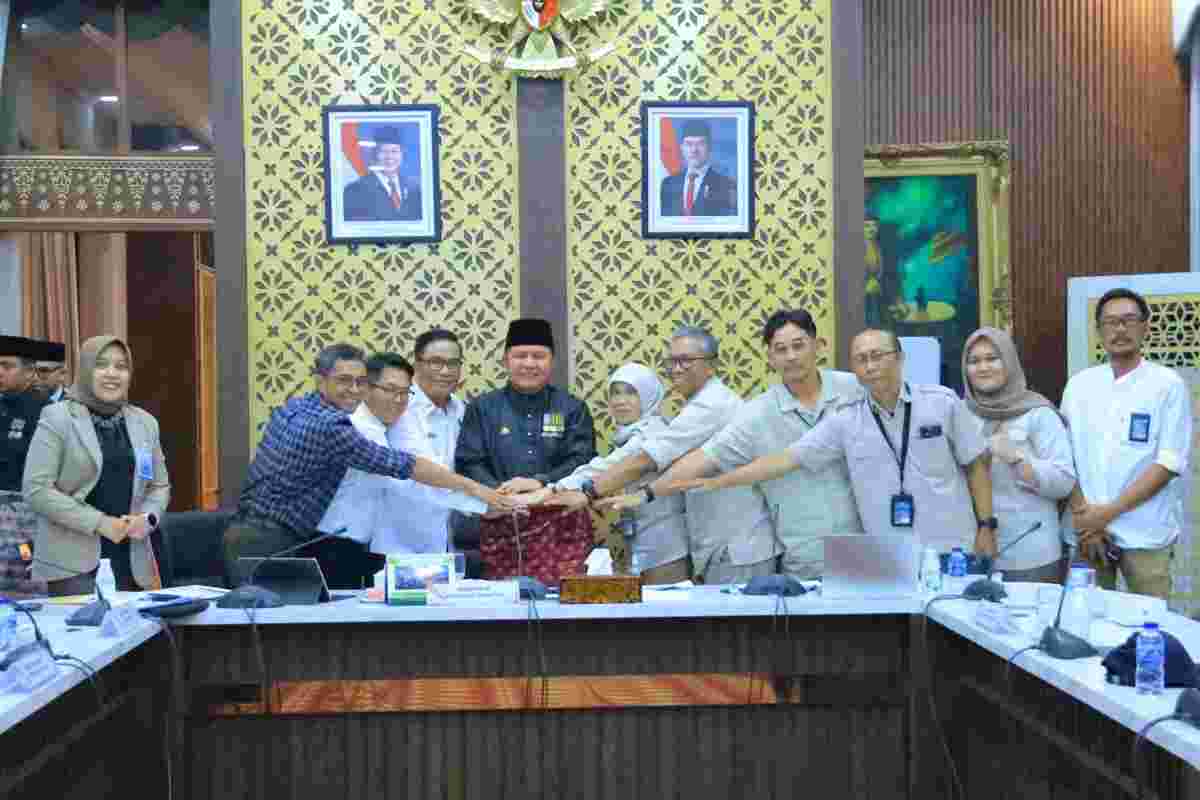 Gubernur Sumsel, Herman deru saat ikut zoom meting dengan Menteri Perumahan dan Kawasan Permukiman (PKP) Maruarar Sirait. Foto: Humas Pemprov Sumsel.