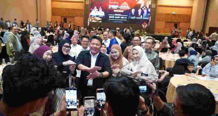 Gubernur Sumsel Herman Deru saat menghadiri kegiatan Akad Massal dan Seminar UMKM Sultan Muda, serta peluncuran Sultan Muda Corner dalam rangka Hari Ulang Tahun (HUT) ke-69 Bank Sumsel Babel di Hotel Aryaduta, Palembang, Selasa (27/10/2026). Foto: Humas Pemprov Sumsel.