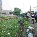 Asisten II Bidang Perekonomian dan Pembangunan Setda Kota Palembang, Isnaini Madani, bersama tim saat meninjau Sungai bendung yang penuh sampah, Jumat (30/10/2026). Foto: Kominfo Palembang.