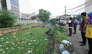 Asisten II Bidang Perekonomian dan Pembangunan Setda Kota Palembang, Isnaini Madani, bersama tim saat meninjau Sungai bendung yang penuh sampah, Jumat (30/10/2026). Foto: Kominfo Palembang.