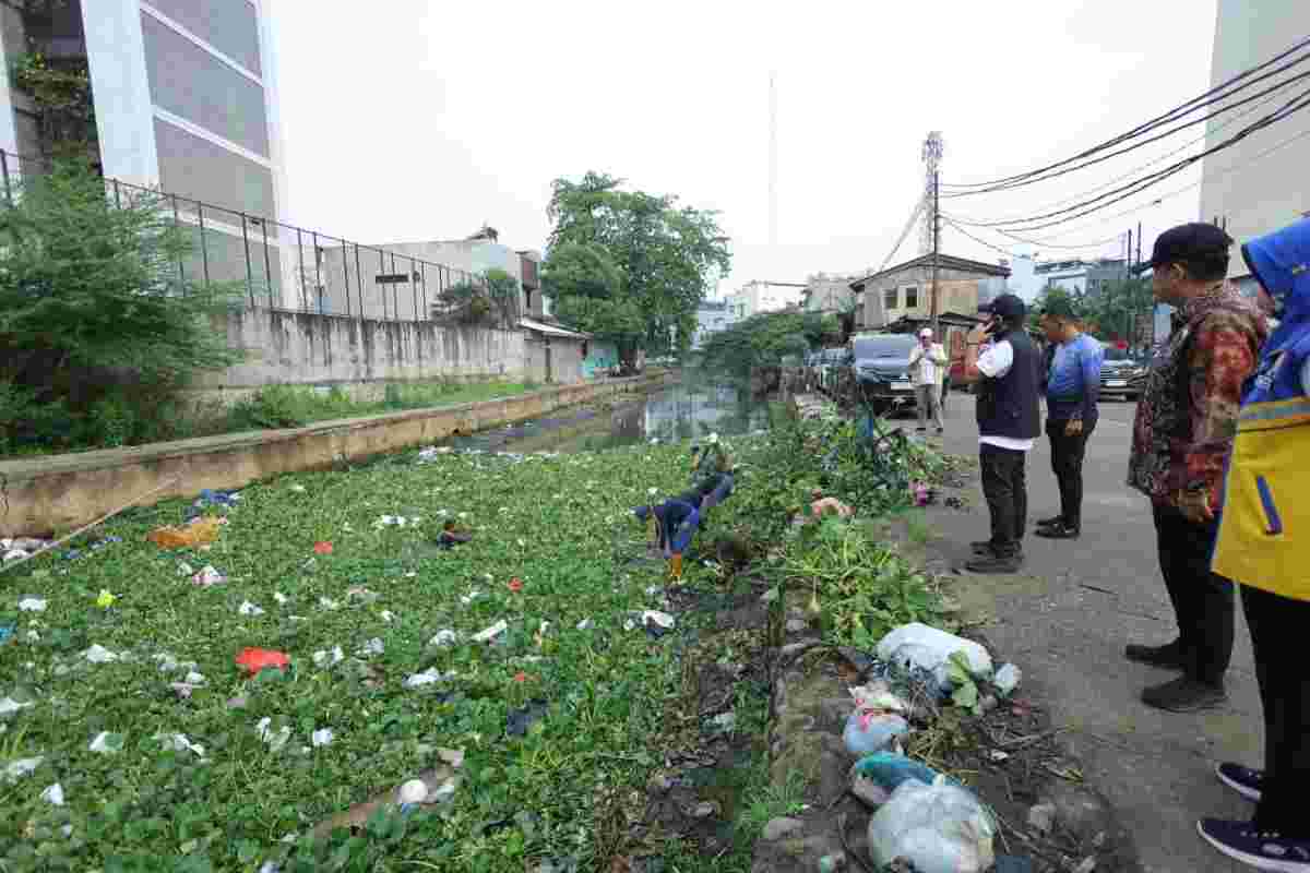 Asisten II Bidang Perekonomian dan Pembangunan Setda Kota Palembang, Isnaini Madani, bersama tim saat meninjau Sungai bendung yang penuh sampah, Jumat (30/10/2026). Foto: Kominfo Palembang.
