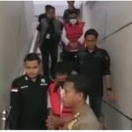 Kedua tersangka dalam kasus lampu jalan di Palembang saat digiring penyidik untuk menuju sel tahanan, Selasa (27/10/2026). Foto: IST/screenshot medsos.