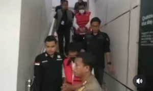 tersangka-40kb Kedua tersangka dalam kasus lampu jalan di Palembang saat digiring penyidik untuk menuju sel tahanan, Selasa (27/10/2026). Foto: IST/screenshot medsos.