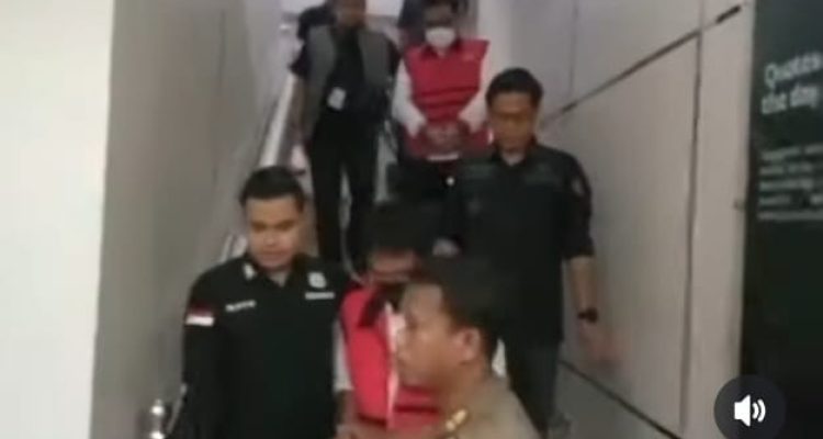 Kedua tersangka dalam kasus lampu jalan di Palembang saat digiring penyidik untuk menuju sel tahanan, Selasa (27/10/2026). Foto: IST/screenshot medsos.