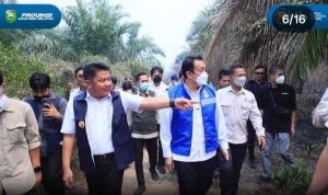 Gubernur Sumatera Selatan (Sumsel) H. Herman Deru bersama Wakil Menteri Lingkungan Hidup (Wamen LH) RI Diaz Faisal Malik Hendropriyono dan Wali Kota Palembang Ratu Dewa meninjau langsung lokasi Kebakaran Hutan dan Lahan (Karhutla) di kawasan Talang Jambe, Palembang, Rabu (07/10/2026). Foto: Humas Pemprov Sumsel.