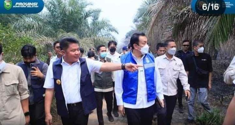 Gubernur Sumatera Selatan (Sumsel) H. Herman Deru bersama Wakil Menteri Lingkungan Hidup (Wamen LH) RI Diaz Faisal Malik Hendropriyono dan Wali Kota Palembang Ratu Dewa meninjau langsung lokasi Kebakaran Hutan dan Lahan (Karhutla) di kawasan Talang Jambe, Palembang, Rabu (07/10/2026). Foto: Humas Pemprov Sumsel.