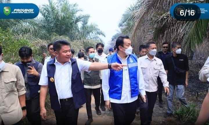 Gubernur Sumatera Selatan (Sumsel) H. Herman Deru bersama Wakil Menteri Lingkungan Hidup (Wamen LH) RI Diaz Faisal Malik Hendropriyono dan Wali Kota Palembang Ratu Dewa meninjau langsung lokasi Kebakaran Hutan dan Lahan (Karhutla) di kawasan Talang Jambe, Palembang, Rabu (07/10/2026). Foto: Humas Pemprov Sumsel.