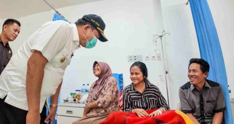 Bupati Muba, Hm Toha mengunjungi RSUD Sekayu, untuk memastikan Faske siap terima fasien dampak karhutla, Kamis (8/10/2026). Foto: Humas Pemprov Sumsel.