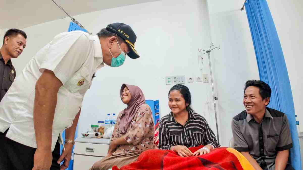 Bupati Muba, Hm Toha mengunjungi RSUD Sekayu, untuk memastikan Faske siap terima fasien dampak karhutla, Kamis (8/10/2026). Foto: Humas Pemprov Sumsel.