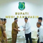 Bupati Muba, HM Toha saat menerima pengurus Cabang Ikatan Pelajar Nahdlatul Ulama (PC IPNU) dan Ikatan Pelajar Putri Nahdlatul Ulama (PC IPPNU) Kabupaten Musi Banyuasin (Muba) masa khidmat 2026–2028, Jumat (16/10/2026). Foto: Kominfo Muba.