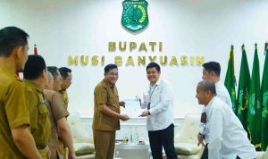 toha-40kb (5) Bupati Muba, HM Toha saat menerima pengurus Cabang Ikatan Pelajar Nahdlatul Ulama (PC IPNU) dan Ikatan Pelajar Putri Nahdlatul Ulama (PC IPPNU) Kabupaten Musi Banyuasin (Muba) masa khidmat 2026–2028, Jumat (16/10/2026). Foto: Kominfo Muba.