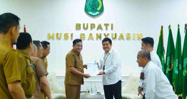 Bupati Muba, HM Toha saat menerima pengurus Cabang Ikatan Pelajar Nahdlatul Ulama (PC IPNU) dan Ikatan Pelajar Putri Nahdlatul Ulama (PC IPPNU) Kabupaten Musi Banyuasin (Muba) masa khidmat 2026–2028, Jumat (16/10/2026). Foto: Kominfo Muba.