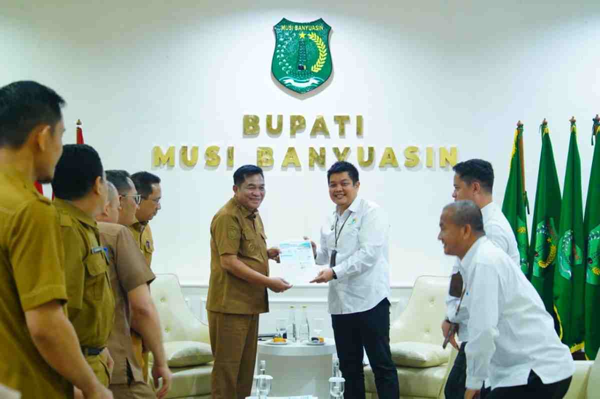 Bupati Muba, HM Toha saat menerima pengurus Cabang Ikatan Pelajar Nahdlatul Ulama (PC IPNU) dan Ikatan Pelajar Putri Nahdlatul Ulama (PC IPPNU) Kabupaten Musi Banyuasin (Muba) masa khidmat 2026–2028, Jumat (16/10/2026). Foto: Kominfo Muba.