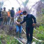Bupati Musi Banyuasin (Muba) HM Toha Tohet, SH bersama Forum Koordinasi Pimpinan Daerah (Forkopimda) dan jajaran perangkat daerah meninjau langsung penanganan kebakaran hutan dan lahan (karhutla) di Dusun 7, Desa Muara Medak, Kecamatan Bayung Lencir, Selasa (20/10/2026). Foto: Kominfo Muba.