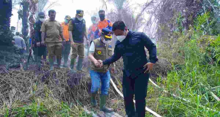 Bupati Musi Banyuasin (Muba) HM Toha Tohet, SH bersama Forum Koordinasi Pimpinan Daerah (Forkopimda) dan jajaran perangkat daerah meninjau langsung penanganan kebakaran hutan dan lahan (karhutla) di Dusun 7, Desa Muara Medak, Kecamatan Bayung Lencir, Selasa (20/10/2026). Foto: Kominfo Muba.