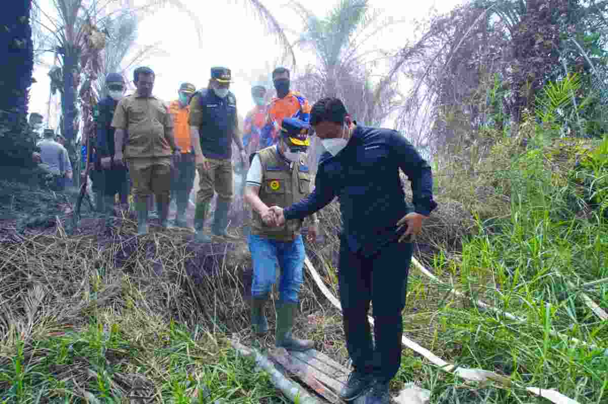 Bupati Musi Banyuasin (Muba) HM Toha Tohet, SH bersama Forum Koordinasi Pimpinan Daerah (Forkopimda) dan jajaran perangkat daerah meninjau langsung penanganan kebakaran hutan dan lahan (karhutla) di Dusun 7, Desa Muara Medak, Kecamatan Bayung Lencir, Selasa (20/10/2026). Foto: Kominfo Muba.