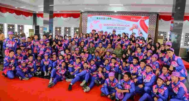 Bupati Muba,HM Toha saat bersama para pemuda pada peringatan Hari Sumpah Pemuda (HSP) ke-98 Tahun 2026 yang dirangkaikan dengan pelepasan kontingen Pekan Olahraga Pelajar Daerah (POBDA) Provinsi Sumatera Selatan di Pendopoan Griya Bumi Serasan Sekate, Kamis (29/10/2026). Foto: Kominfo Muba.