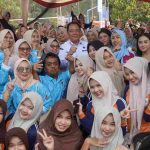 Wakil Gubernur Sumatera Selatan, H Cik Ujang bersama para siswa saat membuka Gebyar SMANSAGEL Jilid 11 SMA Negeri 1 Gelumbang Tahun Pelajaran 2026/2027, Selasa (7/10/2026). Foto: Humas Pemprov Sumsel.