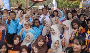 Wakil Gubernur Sumatera Selatan, H Cik Ujang bersama para siswa saat membuka Gebyar SMANSAGEL Jilid 11 SMA Negeri 1 Gelumbang Tahun Pelajaran 2026/2027, Selasa (7/10/2026). Foto: Humas Pemprov Sumsel.