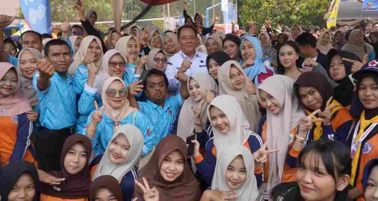 Wakil Gubernur Sumatera Selatan, H Cik Ujang bersama para siswa saat membuka Gebyar SMANSAGEL Jilid 11 SMA Negeri 1 Gelumbang Tahun Pelajaran 2026/2027, Selasa (7/10/2026). Foto: Humas Pemprov Sumsel.