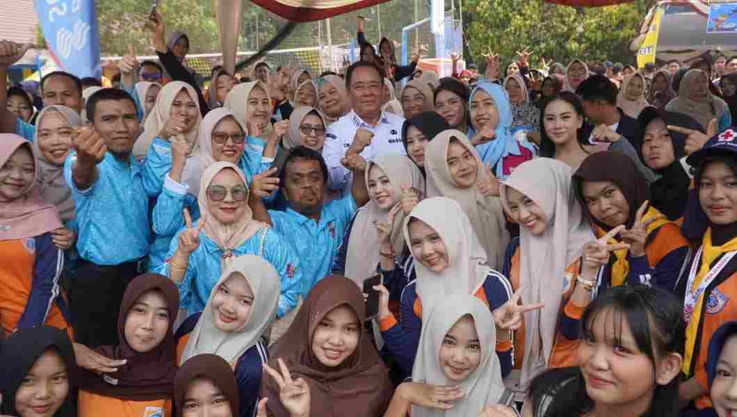 Wakil Gubernur Sumatera Selatan, H Cik Ujang bersama para siswa saat membuka Gebyar SMANSAGEL Jilid 11 SMA Negeri 1 Gelumbang Tahun Pelajaran 2026/2027, Selasa (7/10/2026). Foto: Humas Pemprov Sumsel.