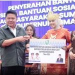 Gubernur Sumsel, Herman Deru saat menghadiri penyerahan bantuan Usaha serta Bantuan Sosial Rehabilitasi bagi Masyarakat Sumsel di kantor OJK Sumsel, Senin (26/10/2026). Foto: Humas Pemprov Sumsel.