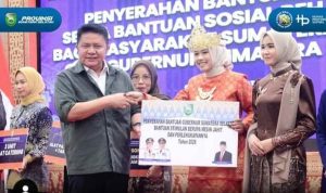 Gubernur Sumsel, Herman Deru saat menghadiri penyerahan bantuan Usaha serta Bantuan Sosial Rehabilitasi bagi Masyarakat Sumsel di kantor OJK Sumsel, Senin (26/10/2026). Foto: Humas Pemprov Sumsel.