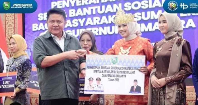 Gubernur Sumsel, Herman Deru saat menghadiri penyerahan bantuan Usaha serta Bantuan Sosial Rehabilitasi bagi Masyarakat Sumsel di kantor OJK Sumsel, Senin (26/10/2026). Foto: Humas Pemprov Sumsel.