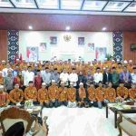 Walikota Palembang, Ratu Dewa bersama para jemaah umrah, yang berasal dari juara MTQ, pendonor, dan guru berprestasi. Foto: Kominfo Palembang.
