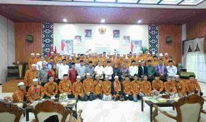 Walikota Palembang, Ratu Dewa bersama para jemaah umrah, yang berasal dari juara MTQ, pendonor, dan guru berprestasi. Foto: Kominfo Palembang.