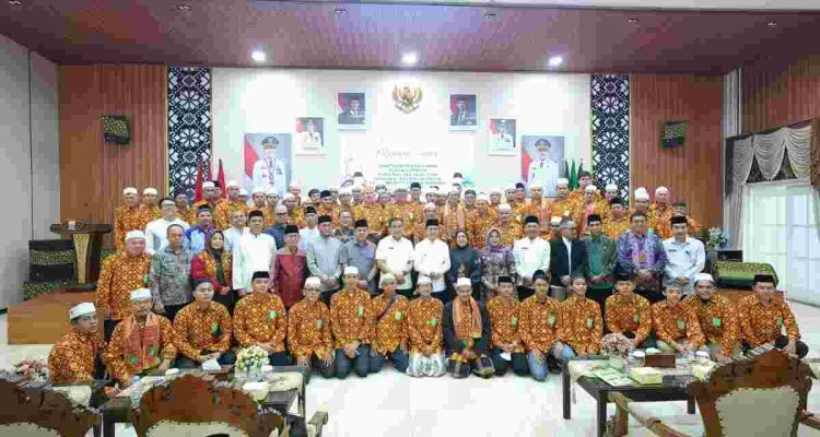 Walikota Palembang, Ratu Dewa bersama para jemaah umrah, yang berasal dari juara MTQ, pendonor, dan guru berprestasi. Foto: Kominfo Palembang.
