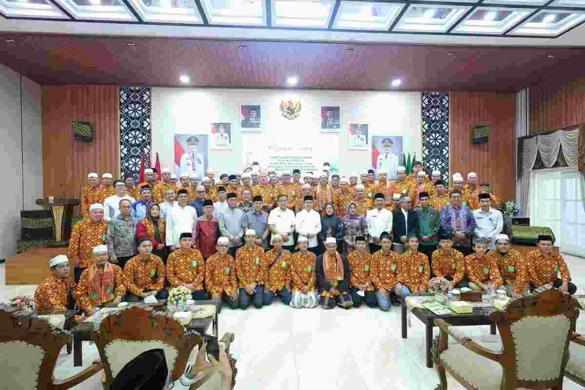 Walikota Palembang, Ratu Dewa bersama para jemaah umrah, yang berasal dari juara MTQ, pendonor, dan guru berprestasi. Foto: Kominfo Palembang.