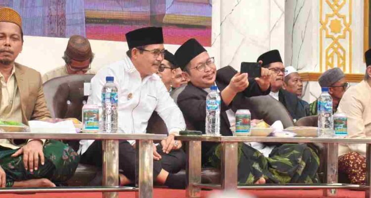 Wakil Bupati Musi Banyuasin (Muba) Kyai Abdur Rohman Husen menghadiri Haflah Khotmil Qur’an ke-XII sekaligus peringatan Hari Santri Nasional Zona 4 Kabupaten Muba di Pondok Pesantren Annur, Desa Gajah Mati, Kecamatan Babat Supat, Kamis (22/10/2026). Foto: Kominfo Muba.