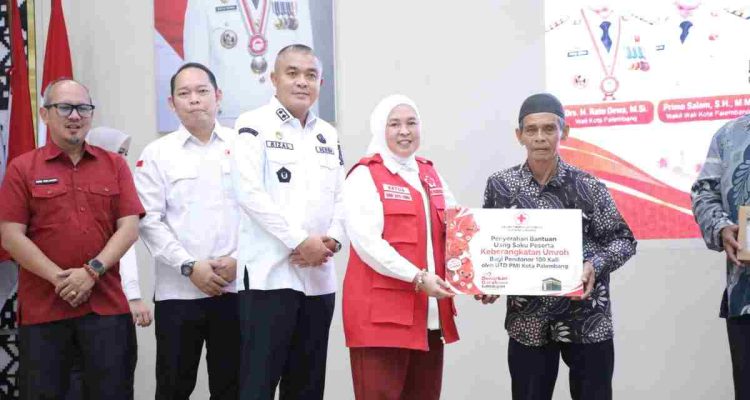 Sekretaris Daerah (Sekda) Kota Palembang, Aprizal Hasyim dan Ketua PMI Palembang Dewi Sastrani menghadiri acara Ramah Tamah dan Pelepasan Pendonor Darah Sukarela 100 kali di Palembang, Rabu (7/10/2026). Foto: Kominfo Palembang.