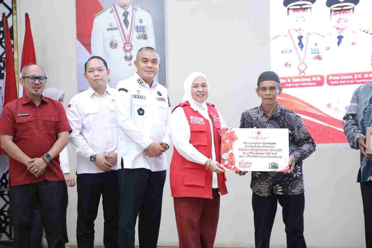 Sekretaris Daerah (Sekda) Kota Palembang, Aprizal Hasyim dan Ketua PMI Palembang Dewi Sastrani menghadiri acara Ramah Tamah dan Pelepasan Pendonor Darah Sukarela 100 kali di Palembang, Rabu (7/10/2026). Foto: Kominfo Palembang.